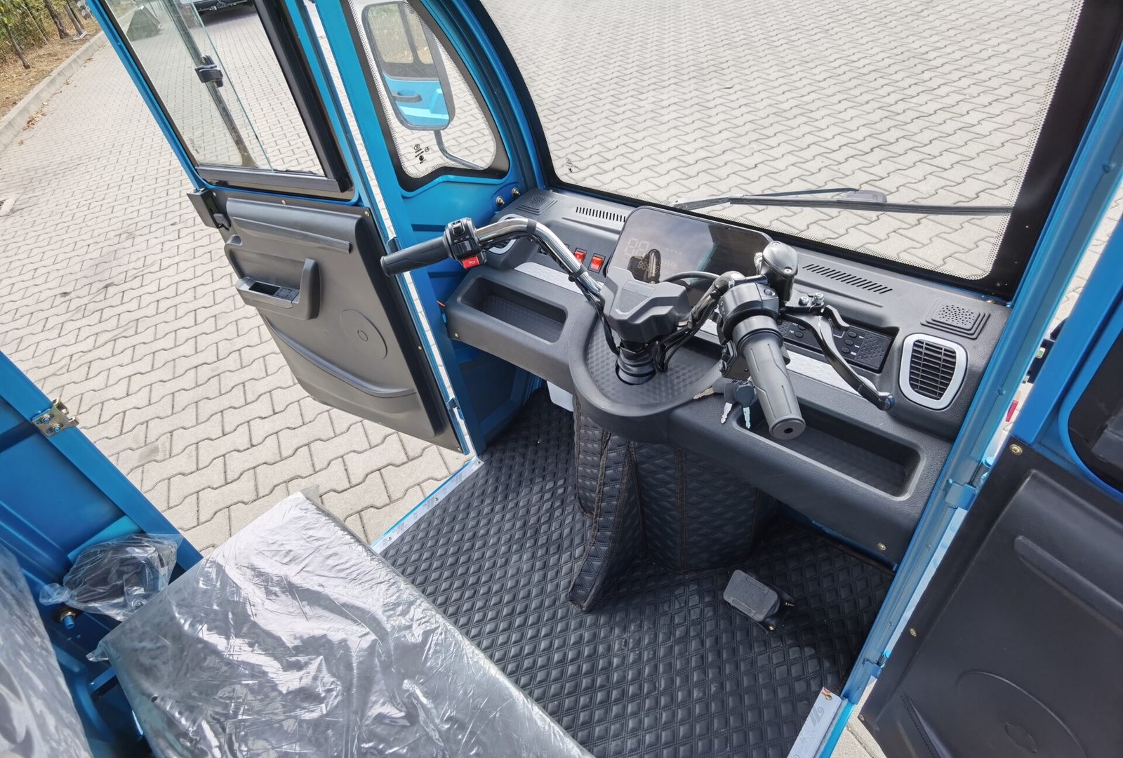 Triciclu electric 2000W Breckner MAX fara permis 72V52Ah 25km/h cu cabina inchisa TRANSPORT GRATUIT - imagine 29